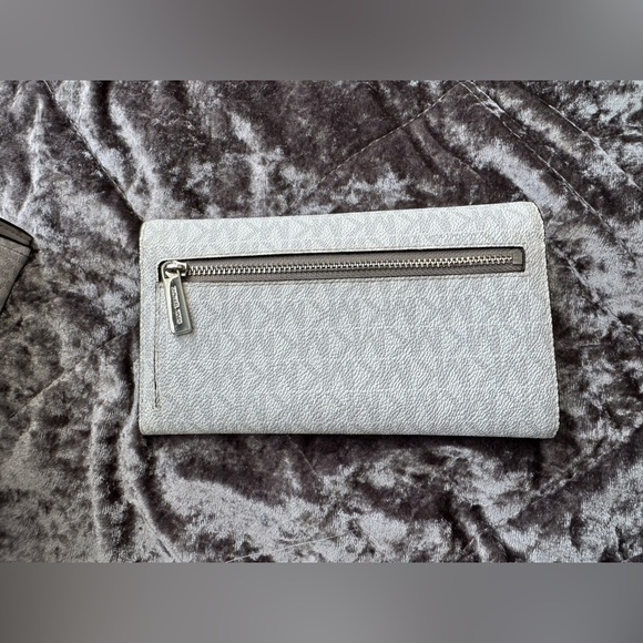 Michael Kors Hope Medium Messenger Purse and Trifold Wallet - Picture 5 of 10